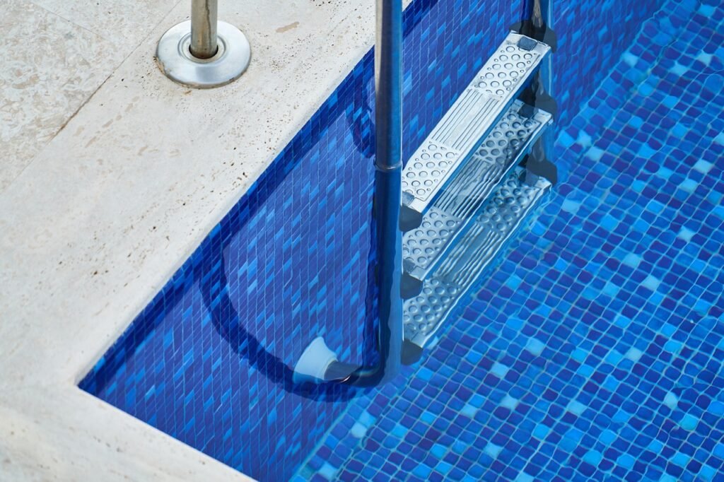 Cómo limpiar los azulejos de la piscina: materiales clave y consejos 2 cómo limpiar los azulejos de la piscina