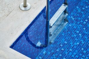 cómo limpiar los azulejos de la piscina