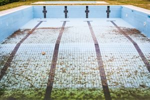 Cómo limpiar una piscina vacía