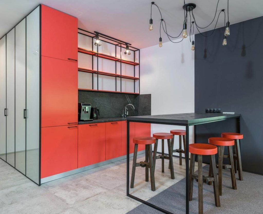 colores que combinan con el rojo en decoración